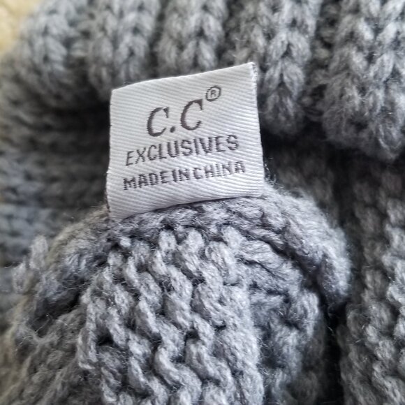 **NWOT** C.C. Gray Cable Knit Beanie - Picture 4 of 5